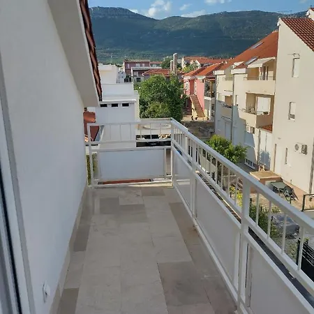 Apartman Ll S Pogledom I Izmedu Splita I Trogira Su Kastela Dalmacija Hrvatska Exterior photo