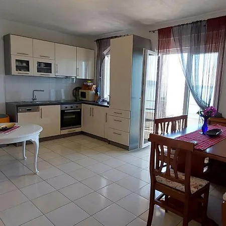 Apartman Ll S Pogledom I Izmedu Splita I Trogira Su Kastela Dalmacija Hrvatska Exterior photo
