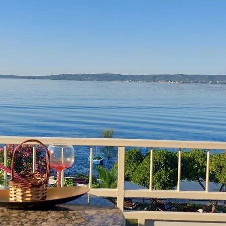 Apartman Ll S Pogledom I Izmedu Splita I Trogira Su Kastela Dalmacija Hrvatska Exterior photo