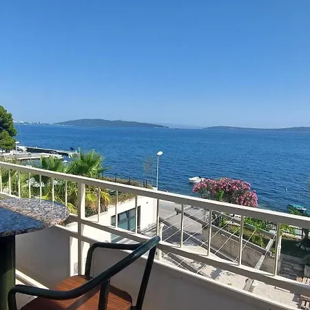 Apartman Ll S Pogledom I Izmedu Splita I Trogira Su Kastela Dalmacija Hrvatska Exterior photo